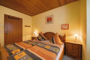 a bedroom with a bed and a table with a lamp at Ferienwohnung Eulennest 2 in Minheim