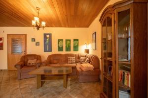 a living room with a couch and a table at Ferienwohnung Eulennest 2 in Minheim