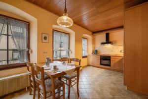 a kitchen and dining room with a table and chairs at Ferienwohnung Eulennest 2 in Minheim