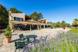a table and chairs in front of a house at Es Puig de Ses Coves in Santa Eugenia