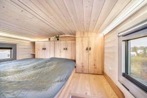 a bedroom in a tiny house with a bed at Tiny House Ingo John 'Speedy' in Sandstedt