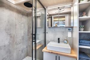 a bathroom with a sink and a shower at Tiny House Ingo John 'Speedy' in Sandstedt