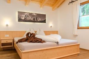 a bedroom with a bed with a wooden frame at Parndlehof in Villandro