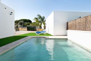 a swimming pool in the backyard of a house at Villa Montenmedio - Carmelo in El Soto