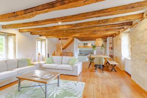 a living room with a white couch and a table at Gite La Mauratie -4 chambres in Jayac