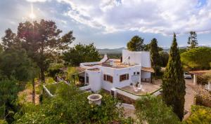 an aerial view of a white house with trees at Bon Viure in Marratxí 