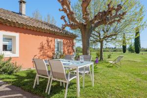a table and chairs in front of a house at Le Barry in Tulette