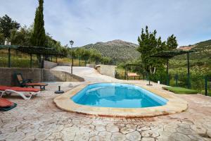 a swimming pool in the middle of a patio at Cortijo Rural Majolero 3 in Castillo de Locubín