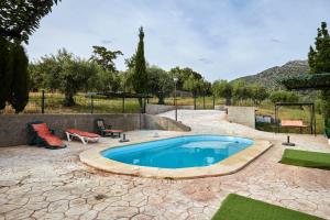 a pool in a patio with a table and chairs at Cortijo Rural Majolero 3 in Castillo de Locubín