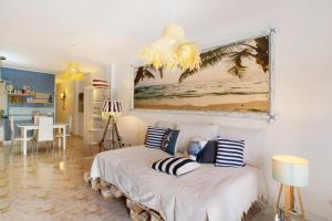 a bedroom with a bed and a painting on the wall at Casa Siryo in Castillo del Romeral