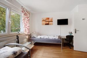 a bedroom with a bed and a window at Ferienwohnung Sonnendeck in Laupheim