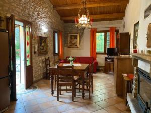 a kitchen and dining room with a table and chairs at Casa dell'uliveto in Albettone