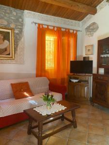 a living room with a couch and a table at Casa dell'uliveto in Albettone