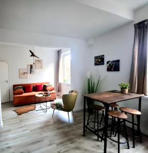 a living room with a table and a couch at Jmr in Uelzen