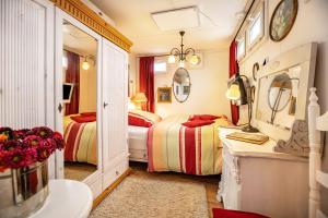 a hotel room with two beds and a mirror at Die Kleine Oase Erste Etage in Stuhr +29 photos