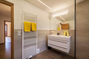 a bathroom with a white sink and a shower at Fichtenhof Wohnung Edelweiss in Tarces