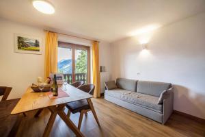 a living room with a couch and a table at Fichtenhof Wohnung Edelweiss in Tarces