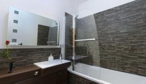 un bagno con un lavandino, una vasca e uno specchio di 2 Bed in Bala oc-82212 a Bala Altre 34 foto