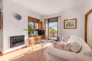 a living room with a couch and a fireplace at Casa Belmonte in Bubión