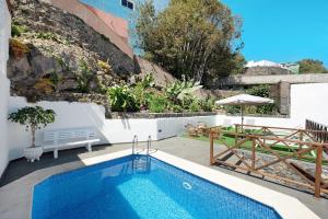 a swimming pool in the middle of a house at Casa Margarita in La Guancha