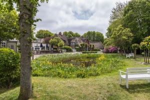 a park with a pond and houses at Ferienhaus Herich in Nieblum