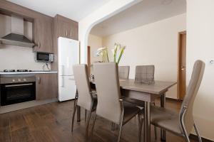 a kitchen and dining room with a wooden table and chairs at Casa Margarita in La Guancha