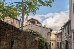 an alley in an old town with a building at Il Campo Comfort apt with balcony in Siena +11 photos