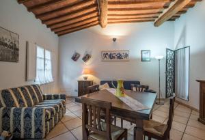 a living room with a table and a couch at Il Campo Comfort apt with balcony in Siena