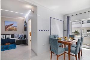 a dining room and living room with a table and chairs at Refúgio Luzia Mar in Santa Luzia