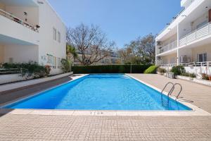 a swimming pool in front of a building at Refúgio Luzia Mar in Santa Luzia