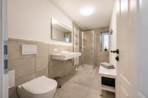 a bathroom with a toilet and a sink and a shower at Bezauberndes Gästehaus in Zaisertshofen +29 photos