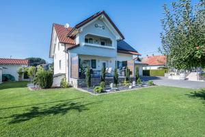 a house with a lawn in front of it at Bezauberndes Gästehaus in Zaisertshofen