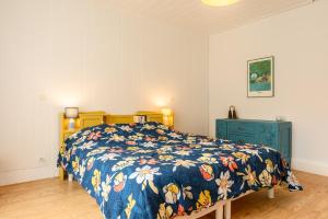 a bedroom with a bed and a blue cabinet at Appartement Le 47 in Thann