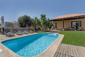 a swimming pool in the backyard of a house at El refugio in La Oliva
