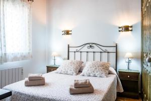 a bedroom with a bed with two pillows on it at La Casa del Carpintero in Zarapicos