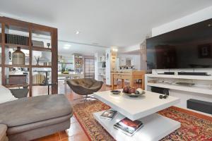 a living room with a couch and a table at Loft la Matanza in La Matanza de Acentejo