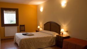 a hotel room with two beds and a window at Lokate 5 Habitaciones in Aia