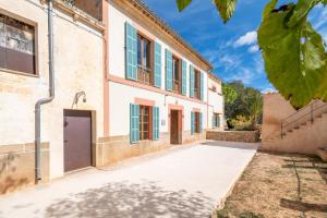 a building with a door and a courtyard at Finca Can Menut in Felanitx