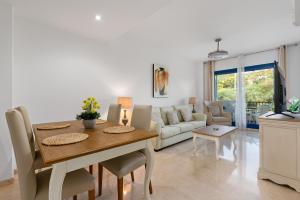 a living room with a table and a couch at Brisa del Puerto de la Duquesa in Manilva
