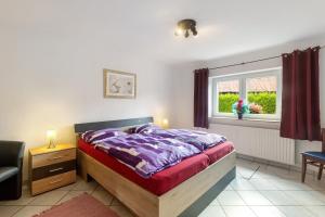 a bedroom with a bed and a window at Ferienwohnung Lichte in Medebach