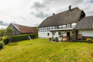 an image of a house with a yard at Ferienwohnung Lichte in Medebach
