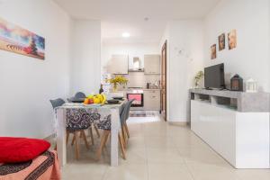 a kitchen and dining room with a table with fruit on it at Queen's House in Pula