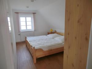 a bedroom with a bed in a room with a window at Ferienhaus Drelsdorfer Forst in Drelsdorf