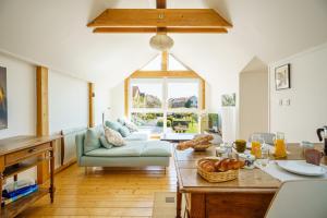 a living room with a couch and a table at Bnb Au Petit Ruisseau in Plobsheim