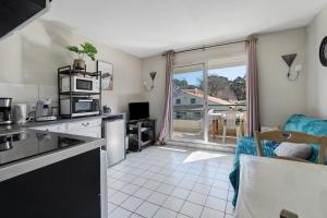 a kitchen with a view of a living room at Appartement du Golf - Pornic 2 in Pornic