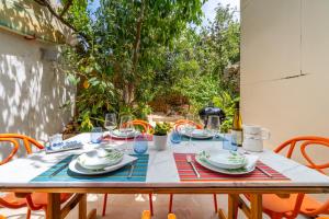 a table with plates and glasses on it at Casa Sorteta, en el centro de Artà in Artá