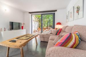 a living room with a couch and a table at Casa Sorteta, en el centro de Artà in Artá