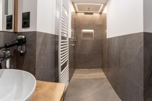 a bathroom with a sink and a shower at Parndlehof in Villandro +45 photos