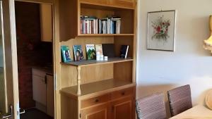 a book shelf with a desk in a room at Appartement Simonhöhe mit Pool in Zirkitz