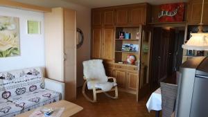 a small room with a couch and a chair at Appartement Simonhöhe mit Pool in Zirkitz